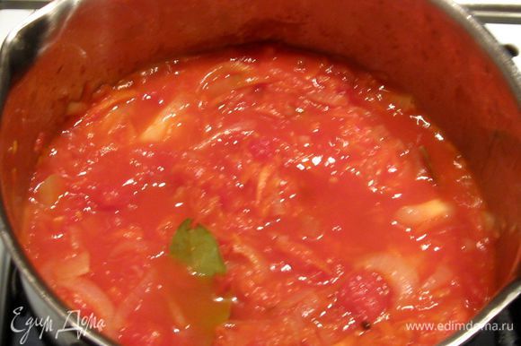 Добавить помидоры. Слегка протушить без крышки. Добавить соль, сахар, лавровый лист, перец горошком, укроп, базилик и немного воды, чтобы получился соус.