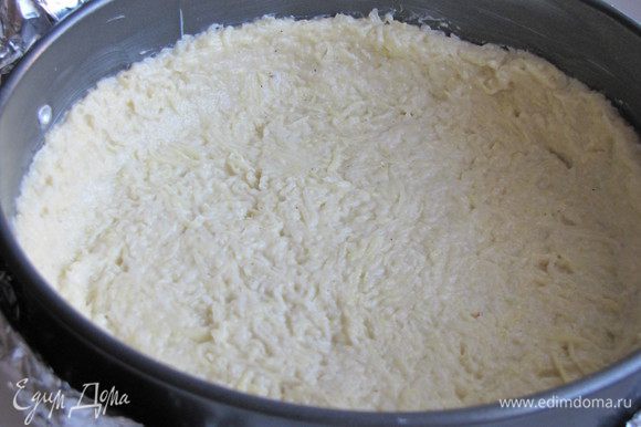 Разогрейте духовку до 180 град. Смажьте разъемную форму для выпечки маслом, выложите картофельное тесто в форму и сделайте ложкой бортики.