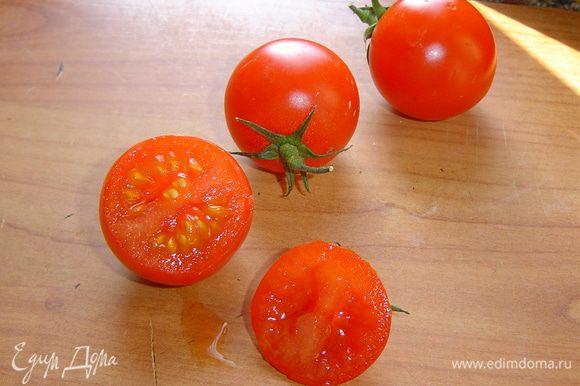 У помидоров срезаем верхушку-крышечку,ложкой осторожно удаляем сердцевину и измельчаем ее.