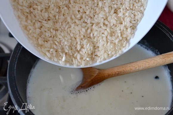 Вытащить из молока ванильный стрючок и всыпать рис. Дождаться когда сварится рис и все молоко впитается в него. Дать рису остыть.