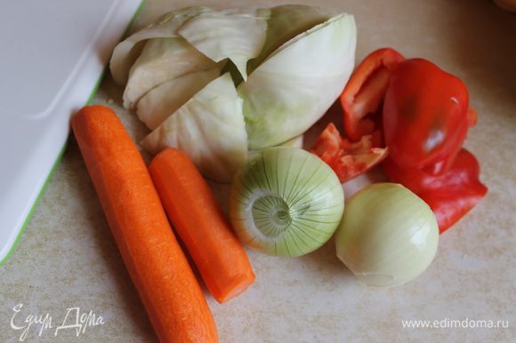 Я брала такие продукты: паприку, морковь и капусту, но можно взять любые, например, цветную капусту, морковь и брокколи.