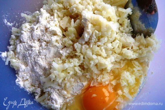Замесить тесто из муки, сливочного масла, тертого картофеля, яйца, немного посолить. Тесто получается очень мягкое и эластичное.