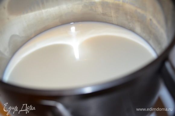 в кастрюльку влить молоко и кефир...нагревать на среднем огне, но до кипения не доводить (она потихоньку начнет сворачиваться)