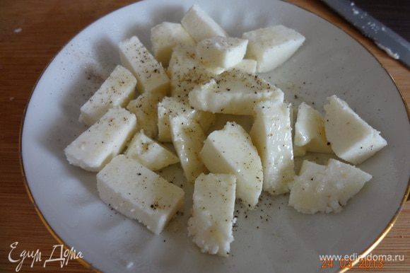 Сыр нарезать небольшими кусочками посолить (если фета, то не нужно), поперчить, сбызнуть оливковым маслом, выложить в форму, смазанную маслом и поставить под гриль на 3-4 минуты. Я подрумянила сыр на сухой сковороде.