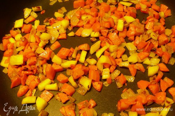 Лук, морковь корень петрушки режем мелкими кубиками и обжариваем на растительном масле до мягкости.