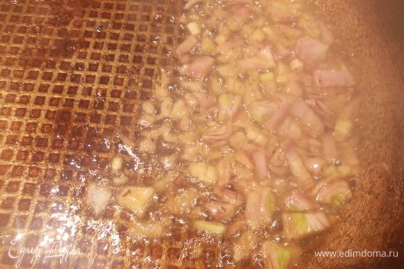 Для приготовления соуса,в сковороду,в которой жарилась грудка добавить мелко порезанные лук и чеснок. Обжариваем до золотистого цвета.