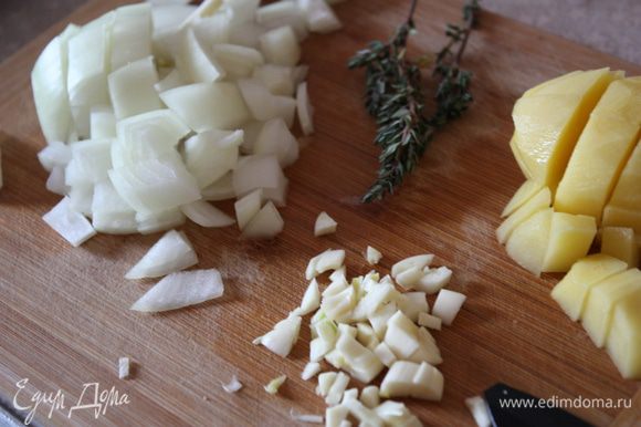 Также порезать очищенный картофель, лук и чеснок мелко порубить.
