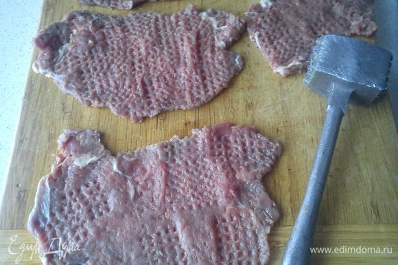 Мясо отбить до толщины 4-5 мм. Посолить и поперчить.