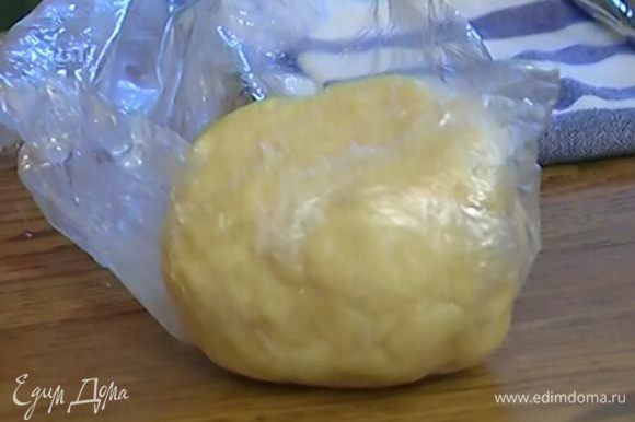 Сформировать из теста шар, завернуть в пищевую пленку и отправить в холодильник на 15–30 минут.