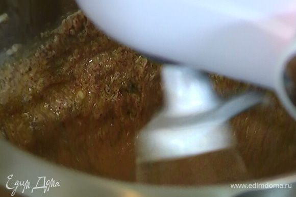 Приготовить тесто: предварительно размягченное сливочное масло и оставшийся сахар демерара вымешать в комбайне на небольшой скорости.