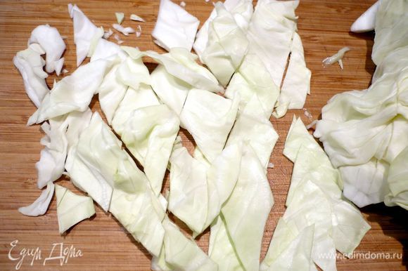 У капусты удаляем кочерыжку и жесткие прожилки. Режем листы капусты на полоски, которые разрезаем наискосок, получая ромбы, солим и слегка отжимаем, чтобы капуста дала сок.