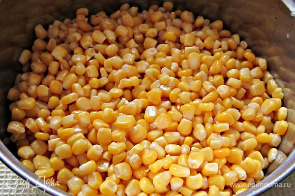 Слить из баночек с кукурузой полностью лишнюю жидкость. Переложить кукурузу в кастрюльку.