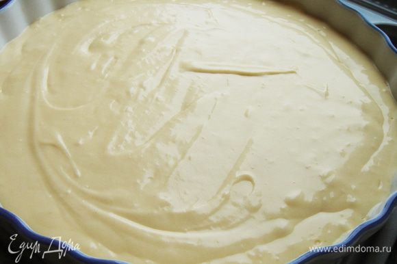 Соединить сухие ингредиенты и вмешать в яично-сливочную смесь. Не силиконовую форму смазать маслом. Перелить тесто в форму диаметром 26 см и высотой бортиков 6 см.
