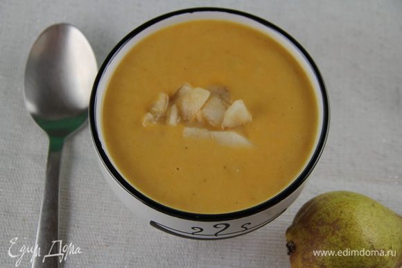 Перчим по вкусу. При необходимости немного прогреваем суп. И подаем, украсив по желанию кубиками груши (сырыми или можно их припустить в сливочном масле). Приятного аппетита)