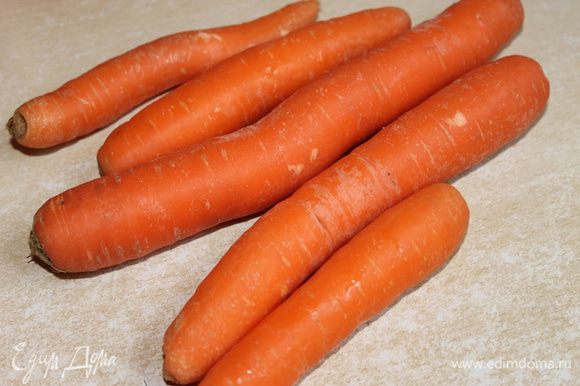 Теперь нам надо cвежую морковку почистить и натереть на мелкой терке.