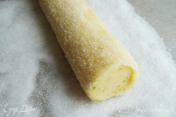 На листе пергамента смешать сахар и соль. Снять с колбасок плёнку и смазать их оставшимся желтком, а затем обвалять в сахарной смеси.