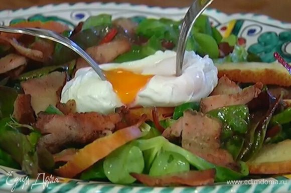 Лионский салат с беконом и яйцом – им можно накормить 4 человек