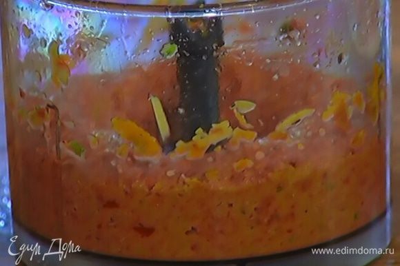 Оставшийся соус переложить в банку, влить сверху немного оливкового масла, закрыть крышкой и отправить в холодильник.