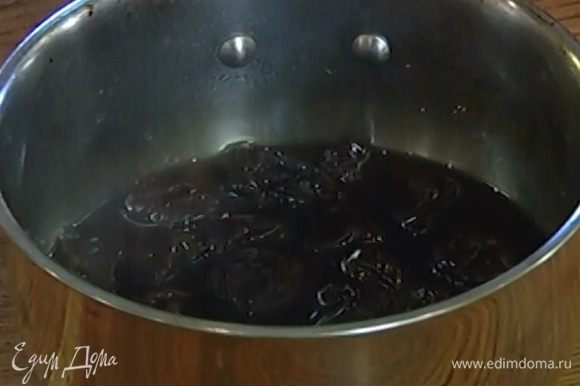 Всыпать 100 г коричневого сахара, перемешать, влить 50 мл виски, довести до кипения и варить 2–3 минуты.