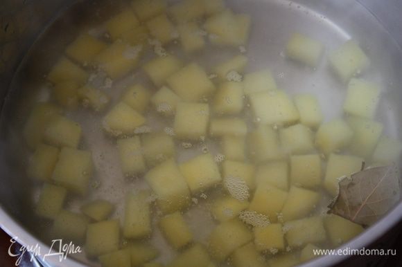 Бульон или воду довести до кипения и закинуть картофель,порезанный на небольшие кубики.Варить 10 минут при слабом кипении.