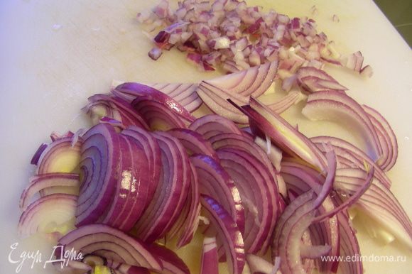 Половину луковицы мелко шинкуем, а остальной лук режем полукольцами.