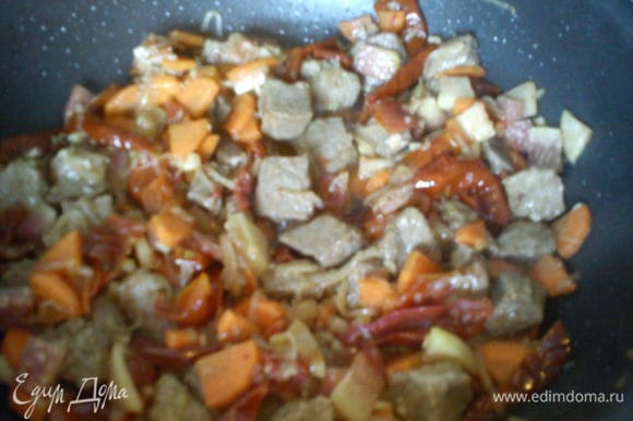 Морковь, редьку и перец нарезать небольшими ломтиками. Вместе с чесноком добавить овощи к мясу. Жарить еще 15 минут.
