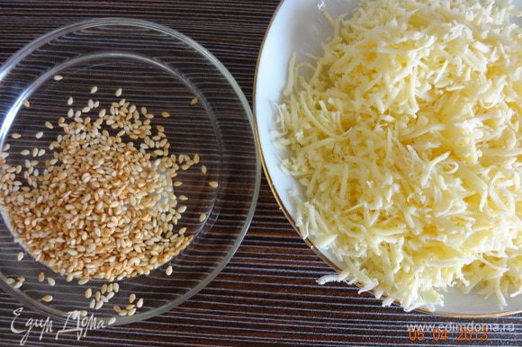 Семена кунжута подсушить до золотистого цвета на сухой сковороде, сыр натереть на мелкой терке.