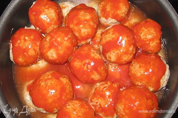 В 0,5 л бульона развести томатную пасту. Залить тефтели добавить соль и перец.Тушить на слабом огне под крышкой 20 минут.
