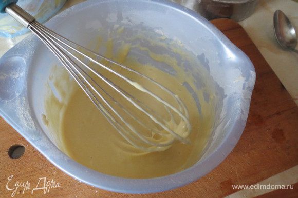 Приготовить тесто: яйца взбить с молоком, добавить смесь муки с разрыхлителем, раст. масло и соль. Тесто получается жидкое.