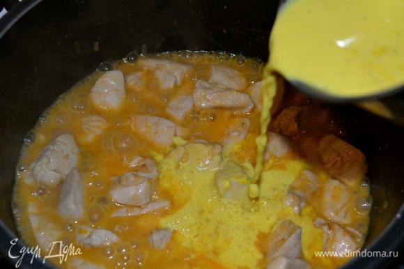 Влить молоко в курице. Как следует перемешать и продолжить тушить на сильном огне, пока соус не загустеет (приблизительно минут 10-12).