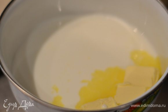 В мисочке растапливаем сливочное масло в молоке, добавив ванильный сахар.