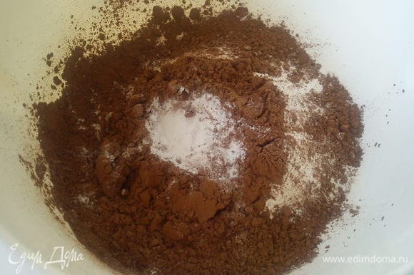 В миске перемешать муку, 1/2 стакана сахара, 1/4 стакана какао, кофе, разрыхлитель, соль и ваниль.Добавить шоколадную стружку.