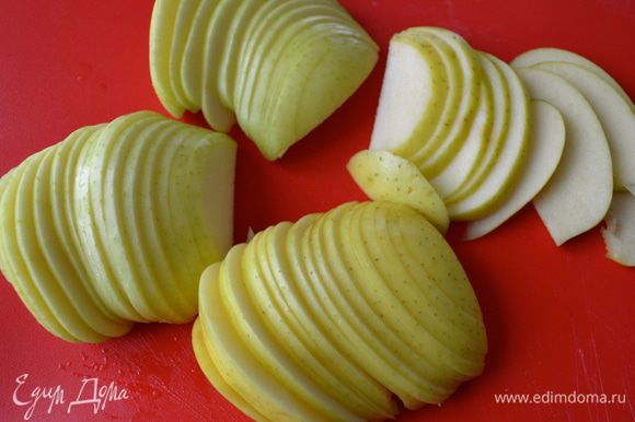 Яблоки вымыть, удалить сердцевину, и, не снимая кожуры, нарезать тонкими дольками. Чем тоньше, тем лучше они у вас после лягут на тесто.