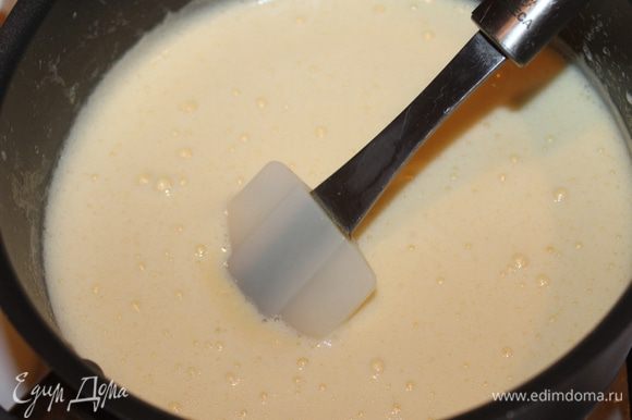 Для крема смешать желтки, молоко и сахар. Поставить кастрюлю на водяную баню и постоянно помешивая хорошо прогреть (8-10 минут). Охладить и ввести ликер.