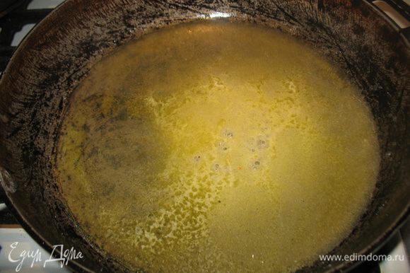 Карамель. На среднем огне в форме в которой потом будем печь растопить масло с сахаром. Сначала можно немного помешивать, потом перестать чтобы карамель немного потемнела.