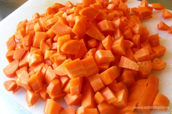 Морковь режем кубиками.