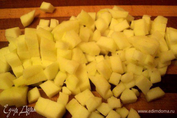Яблоки почистить от кожицы и семян и нарезать кусочками. Изюм (у меня вяленая клюква) залить на 5 минут горячей водой.