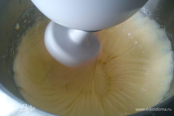 Взбить яйца с сахаром до пышной белой массы