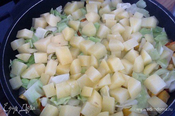 Добавляем картофель порезанный квадратиками