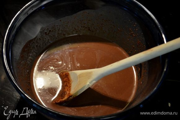 В другом блюде смешать какао и шоколад протертый.Залить горячим натуральным крепким кофе и перемешать.Затем добавим кефир и 2 ч.л ванилина,перемешать.