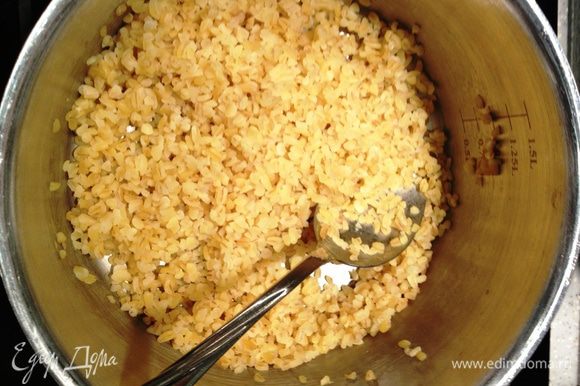 Рис залить водой (воды должно быть в 0,5 больше риса, напр.: на 1 стакан риса 1,5 стакана воды), отварить до готовности.