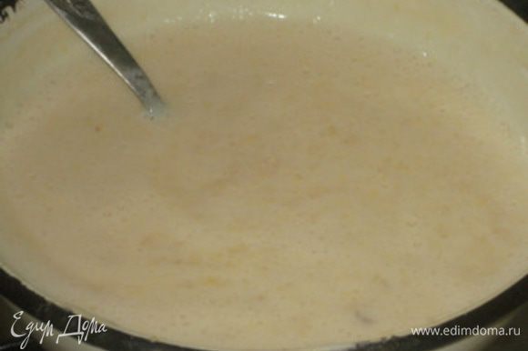 - Сливочный крем Из молока, сахара, муки, яйца и ванили сварить заварной крем до загустения.