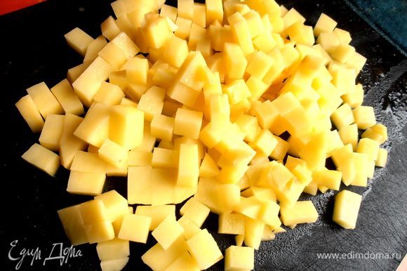Картофель нарежем красивыми кубиками...