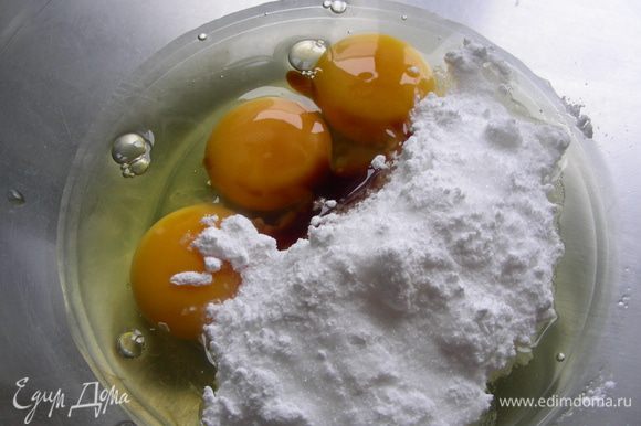 Яйца взбиваем с сахаром и ванильным экстрактом.