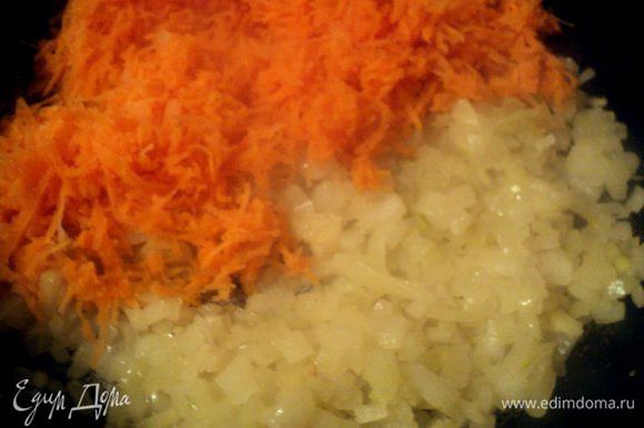 Для начинки: мелко порезать лук, измельчить на мелкой терке морковь. Пассировать на растительном масле вначале лук, затем добавить морковь, до мягкости. Охладить.