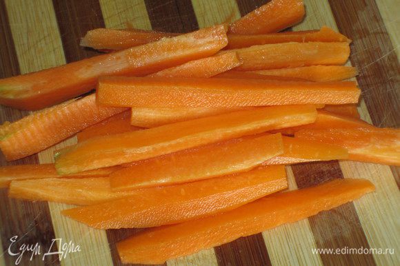 Морковь нарезать брусочками и бланшировать в кипящей подсоленой воде. Откинуть на дуршлаг.