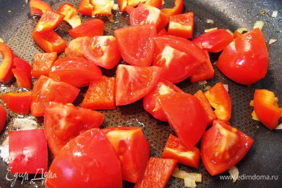 Помидоры и перец обжарьте на растительном масле до того момента, пока с помидора не начнет сниматься кожица. Добавьте в суп.