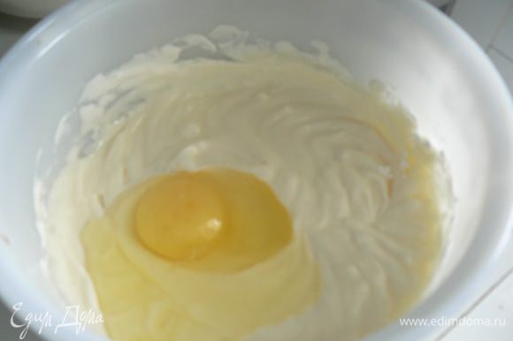 Добавьте сахарную пудру и яйцо, снова взбейте до однородного состояния. Затем добавьте апельсиновый сок и аккуратно перемешайте.