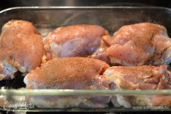 Посыпать смесью куриные бедра с обеих сторон. Выложить в жаропрочное блюдо или в глубокий противень.