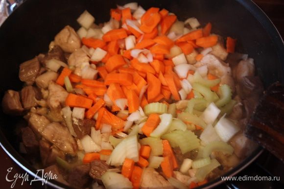 Добавьте овощи и продолжайте готовить еще 10-12 минут,постоянно помешивая.